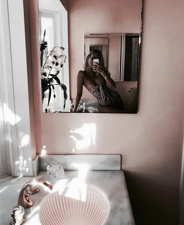 Фото девушек в ванной в зеркале. Селфи в комнате. ванная с селфи зеркалом. комната с зеркалом для селфи. фотосессия в ванной у зеркала.