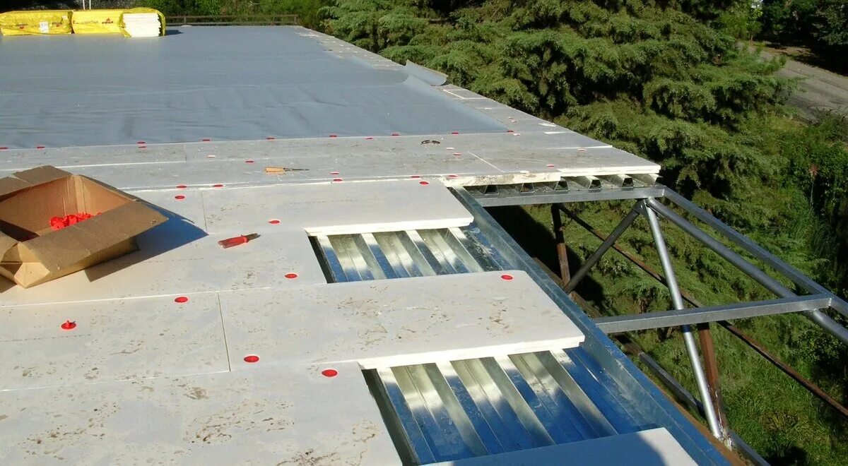 Плоская кровля из профнастила. Солнечные коллекторы vaillant. Плоские установки. Гидроизоляция плоской кровли технониколь пирог. Плоские установки.
