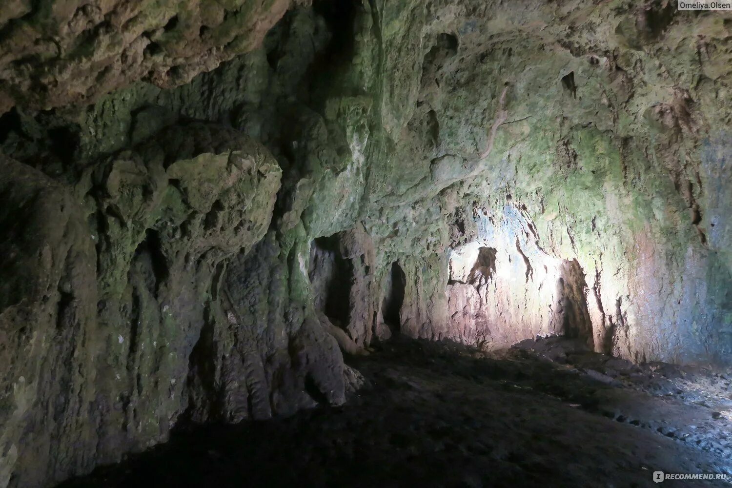 Карстовые пещеры кавказского заповедника. Гришкины пещеры кчр. Большая азишская карстовая пещера (северный кавказ). Сырные скалы домбай. Сырные скалы домбай.