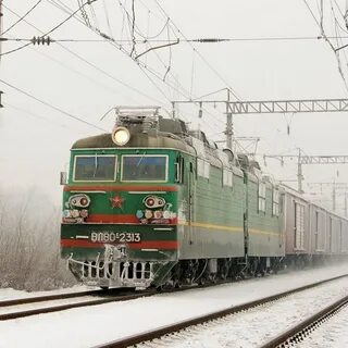 Электровоз движется