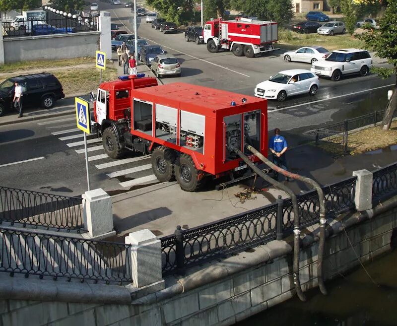 Забор воды пожарным насосом. Пожарная насосная станция (ПНС). Пожарная автонасосная станция (ПНС). Пожарная насосная станция ПНС-110. ПНС-110 КАМАЗ.