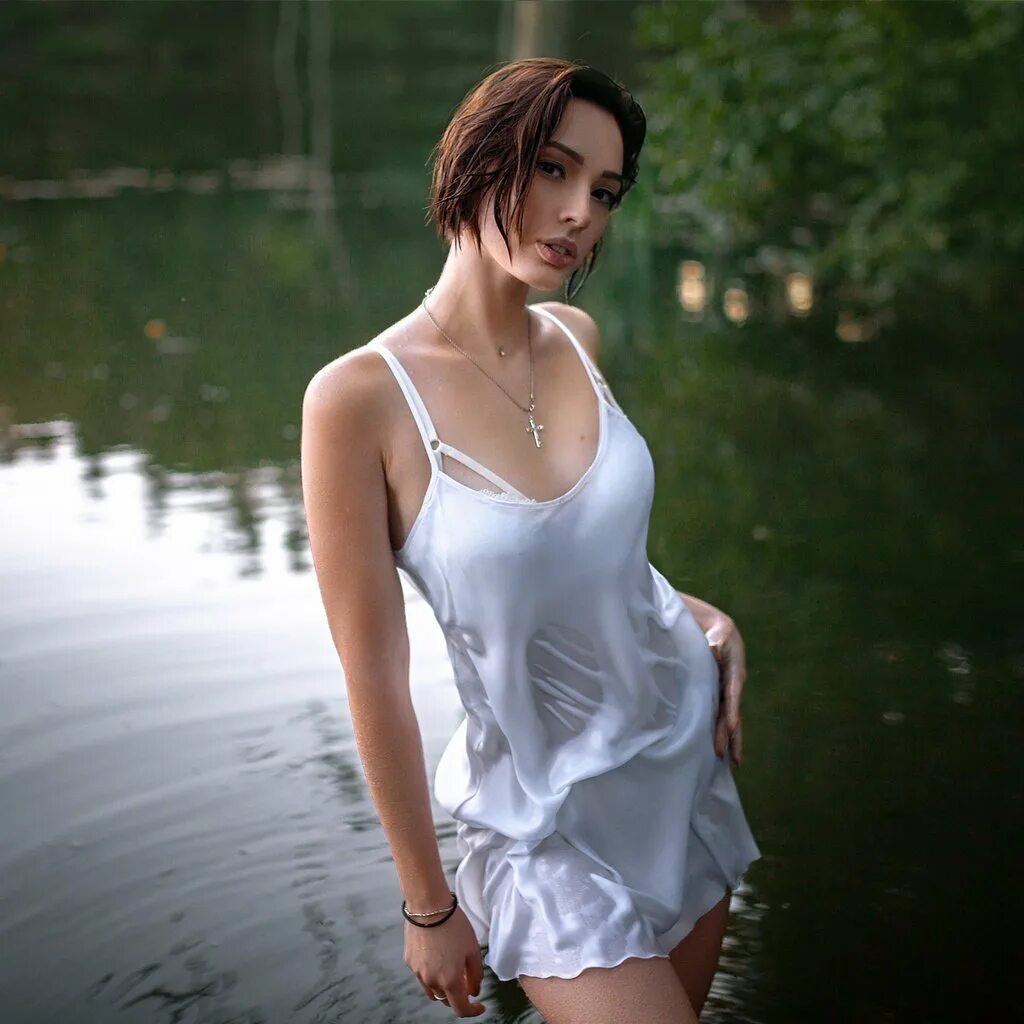 Мокрые майки. Большие мокрые майки. Анджелина джоли в мокрой майке. Дениз милани white. Майки с анжелиной джоли.