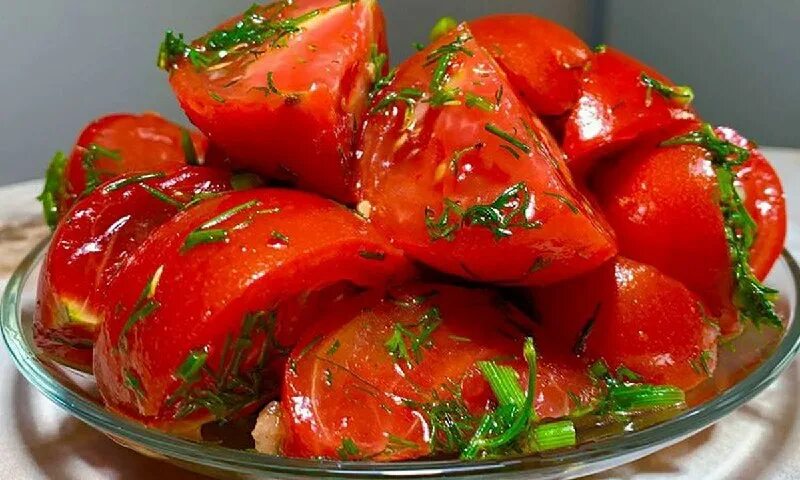 Лечо на 3 кг помидор. Малосольные помидоры с чесноком и зеленью. Помидоры болгарский перец петрушка. Помидоры по-корейски. Чили аджика.