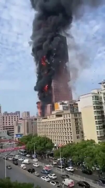 Сгорел небоскреб. Пожар в шанхае. Fire in chinese. Пожар на китайском. Пожар небоскреба в китае.