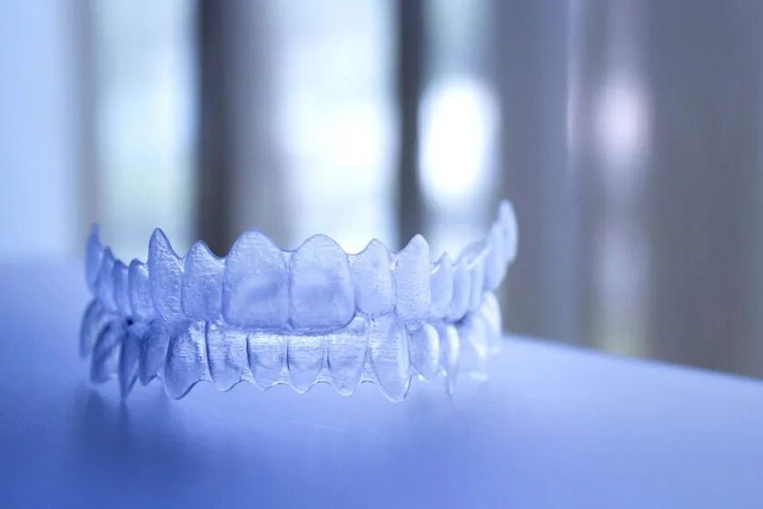 Invisalign. Каппы инвизилайн. упаковка элайнеров инвизилайн. invisalign футляр. инвизилайн решетки.