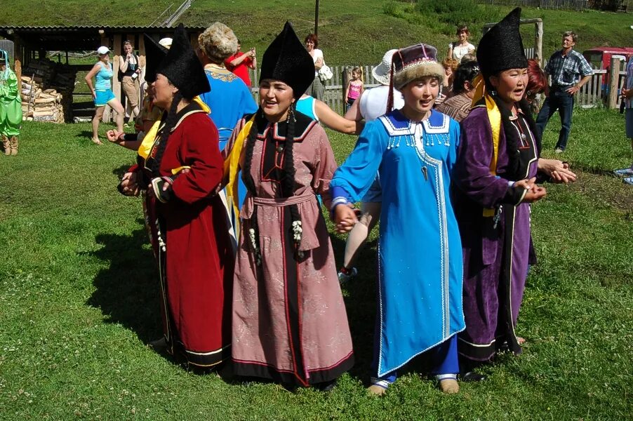 Алтайскую языковую семью