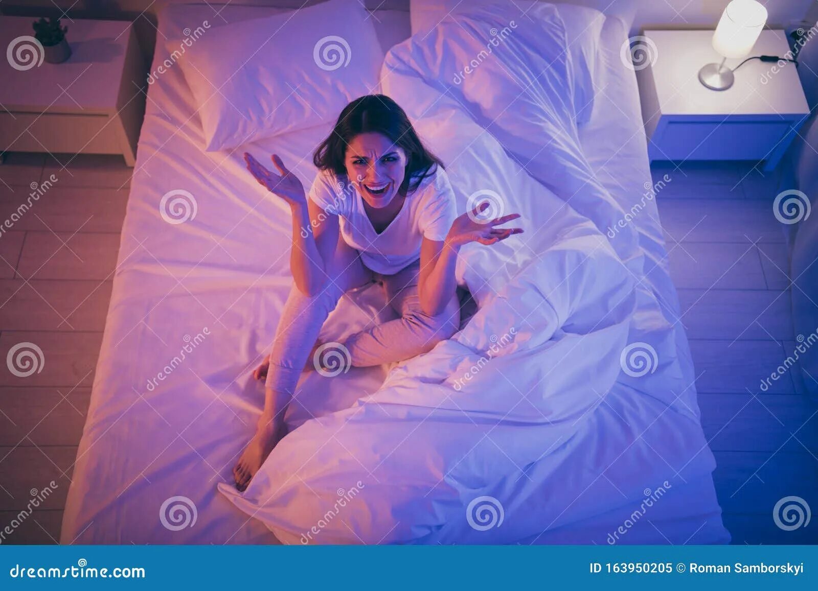 Девушка в белой постели. Красивая брюнетка на кровати. Natalie don't певица. Девочки в постели. Клип девушка на кровати.