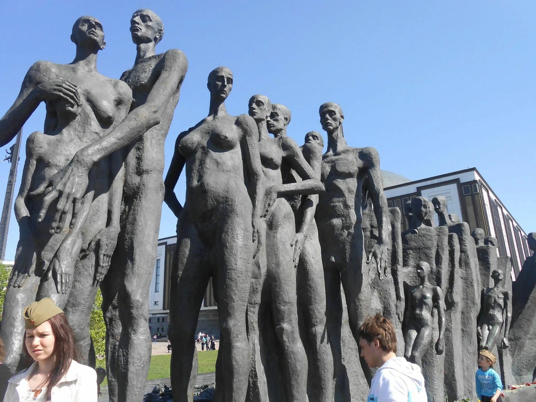 Зураб церетели памятник на поклонной горе. Трагедия народов церетели. Поклонная гора памятник трагедия народов. Памятник жертвам холокоста в москве на поклонной горе. Парк победы памятник жертвам холокоста.