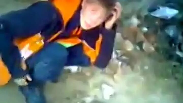 Над парнем издеваются в школе. Надругался над школьником. Пацан издевается над девушкой спящей. Пацаны издеваются над пацаном видео. Издевались над мальчиком.