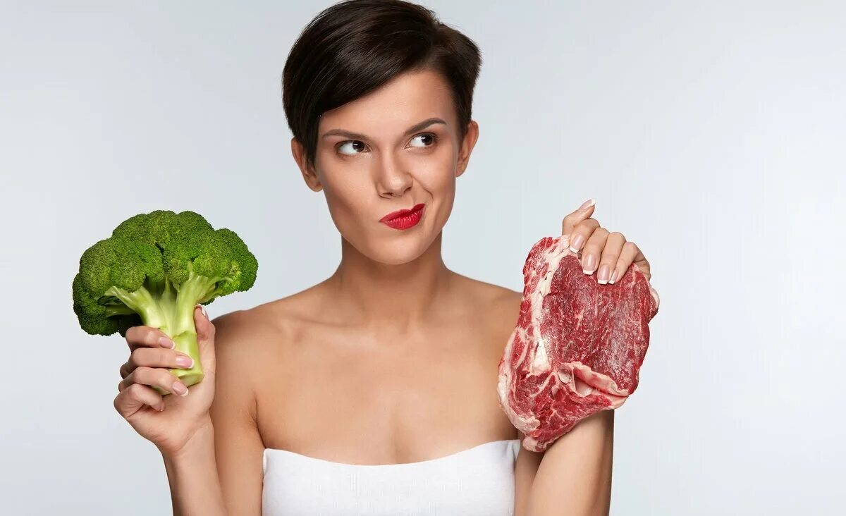 Сайт мясо ем. Девушка с овощами. Человек ест овощи. Мясо или овощи. Девушка ест овощи.