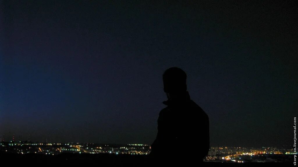 Парень ночью. Парень на крыше ночью. Парень в ночном городе. Парень со спины ночью. Парень на крыше.