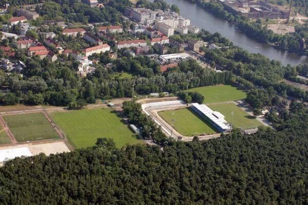 Стадион 85. Стадио́н «АН дер Альтен Фёрстерай. Stadion an der alten Försterei стадион. Стадион Унион Берлин. ФК Унион стадион Германия.