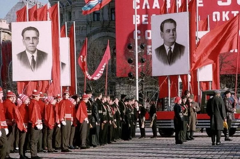 Парад в честь Великой Октябрьской социалистической революции. Праздник Октябрьской революции в СССР. День Великой Октябрьской социалистической революции парад в СССР. Демонстрация 7 ноября в СССР. Советский союз 7 ноября