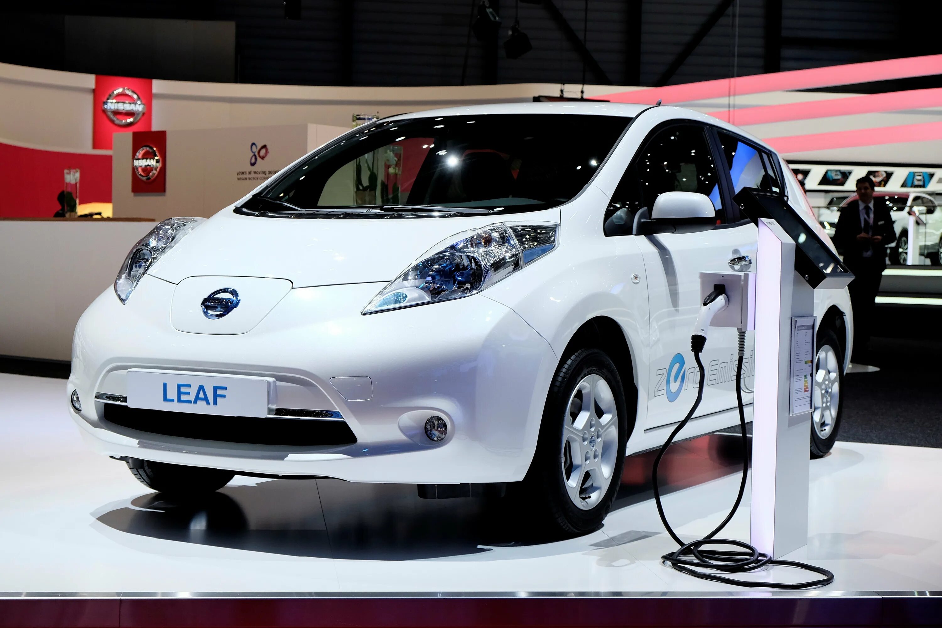 Ниссан лиф электрокар. Nissan Leaf электромобиль. Электрокар Ниссан Nissan Leaf. Ниссан лиф электромобиль 2011.