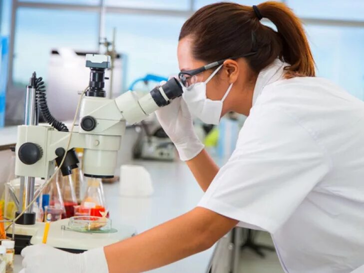 Бактерии в лаборатории. Врач бактерии. Исследовать. Инфекция это в медицине. Патогенные микроорганизмы.