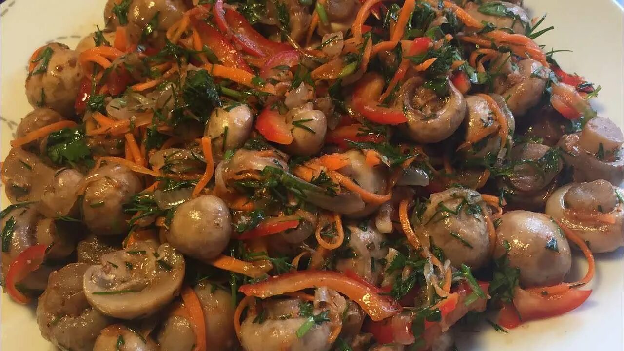 Шампиньоны маринованные по корейски. Грибочки по-корейски шампиньоны. Шампиньоны маринованные с морковью по-корейски. Маринованные шампиньоны с морковью. Шампиньоны маринованные по корейски.
