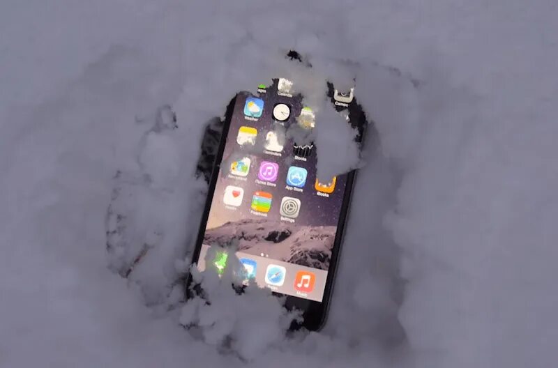 Греются ли айфоны. Смартфон в сугробе. Телефон в снегу. Айфон на улице. Телефон в снегу лежит.