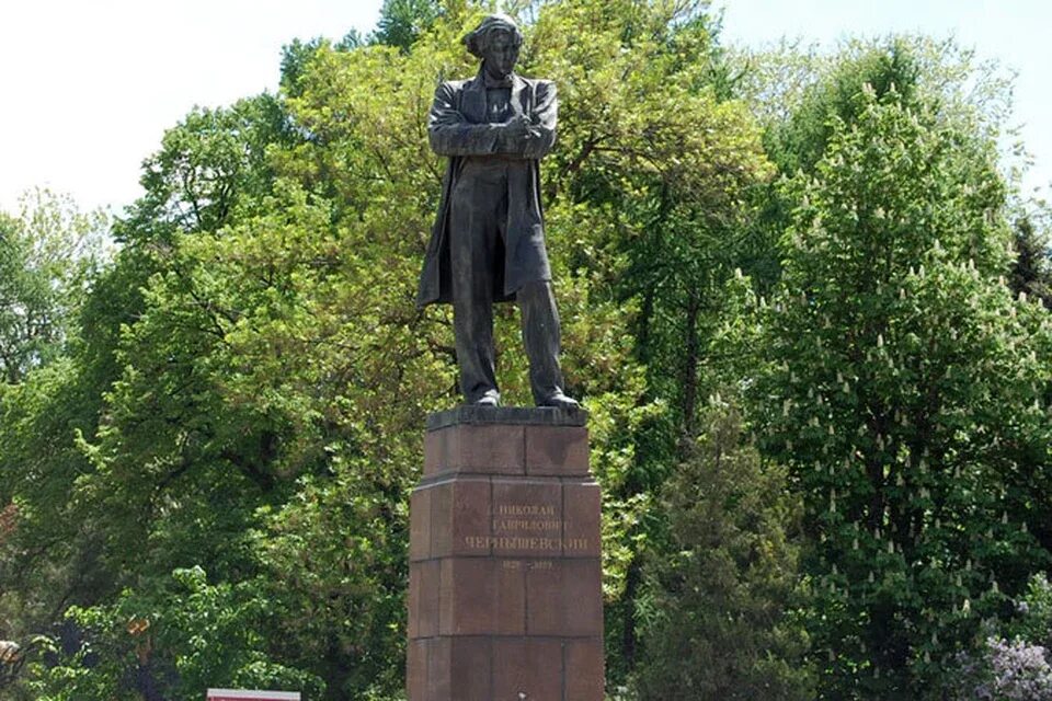 Памятник в чернышевском. Памятник Чернышевскому в Саратове. Чернышевский памятники в Саратове Чернышевскому. Памятник Чернышевскому (Саратов, площадь Чернышевского). Памятник н г Чернышевскому Саратов.