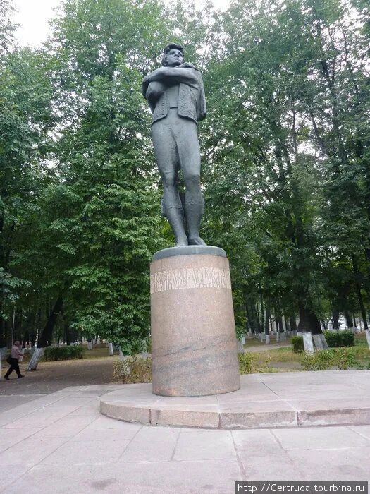 Памятник федору волкову. Памятник Волкова Ярославль. Памятник Федору Волкову в Ярославле. Ярославль памятник Федору Григорьевичу Волкову театр. Памятник Федору Григорьвичу Фролову.