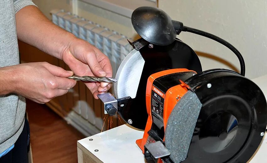 Подручник веритас. Как заточить наждак видео. Заточка сверла вручную на наждаке. Как заточить наждак видео. Станок tormek.