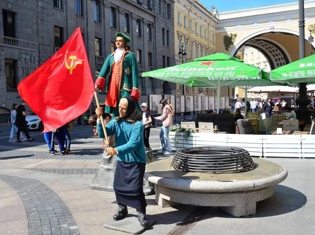 Бабушка знаменем. Бабушка с флагом. Бабушка с советским флагом. Бабушка с красным знаменем. Памятники старушке с красным флагом.