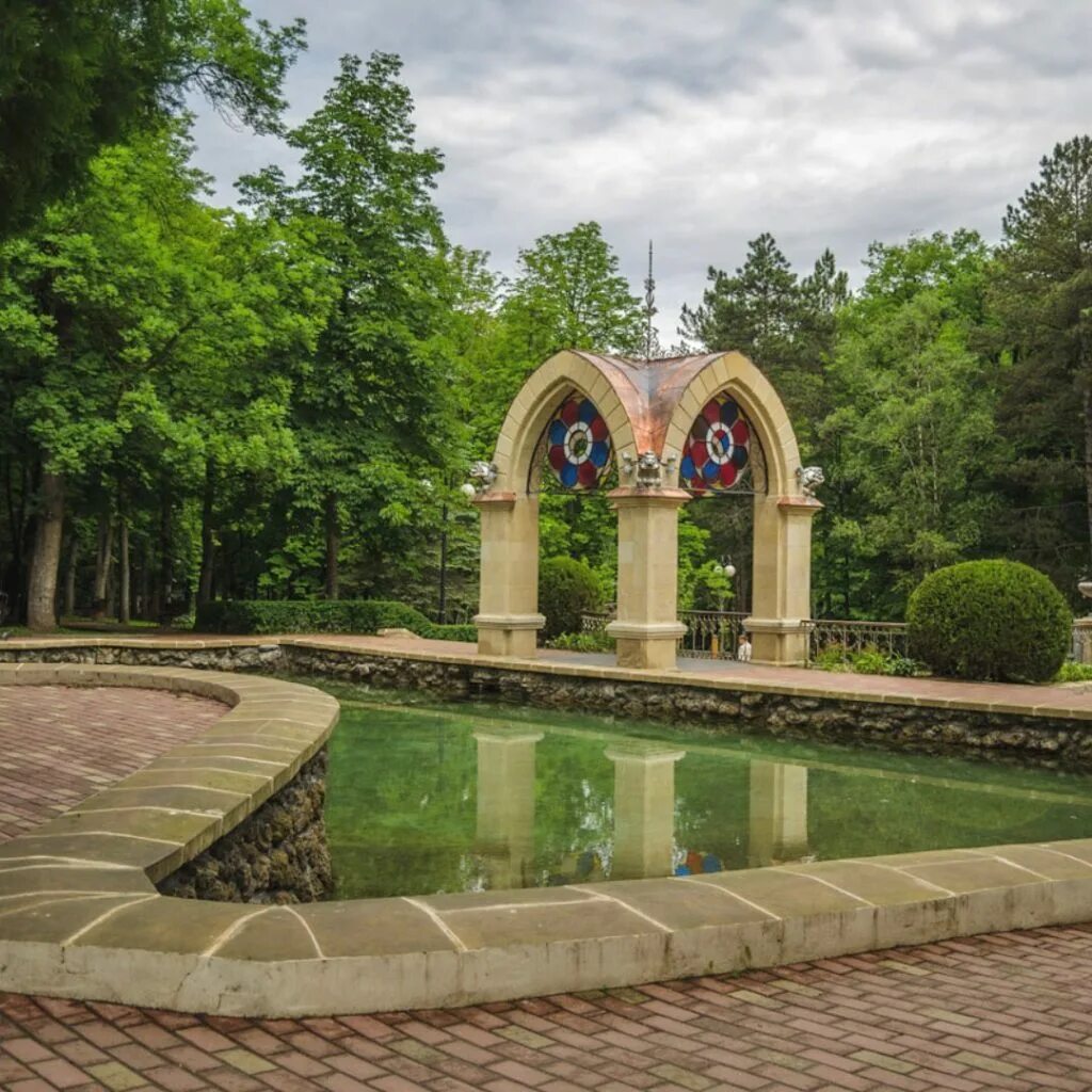 Парк в кисловодске самый. Кисловодский парк стеклянная струя. кисловодский национальный парк. кисловодский курортный парк. кисловодский национальный парк зеркальный пруд.