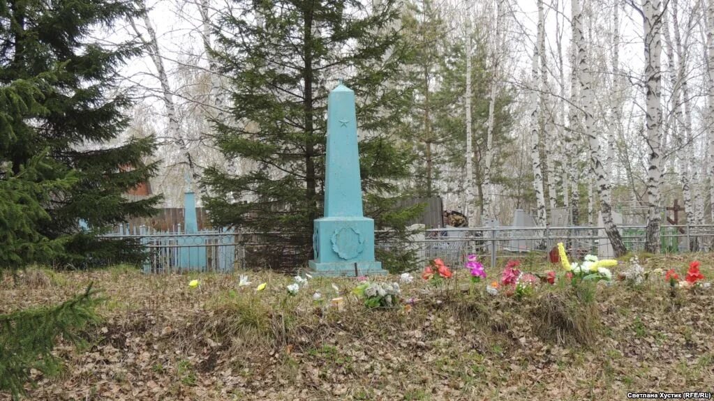 Памятник солдату на станции крюково зеленоград. Мемориальный комплекс братская могила воронеж. Станция братская могила. Станция братская могила. Станция братская могила.