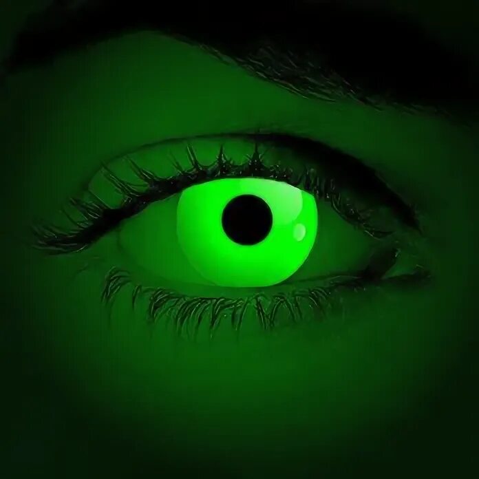 Горящие зеленые глаза. Глаза в темноте. Злые глаза. Зеленые светящиеся глаза. Глаза в темноте.