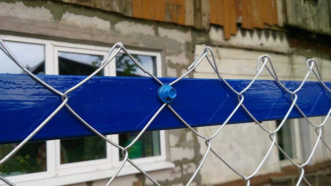 Закрепить металлическую сетку