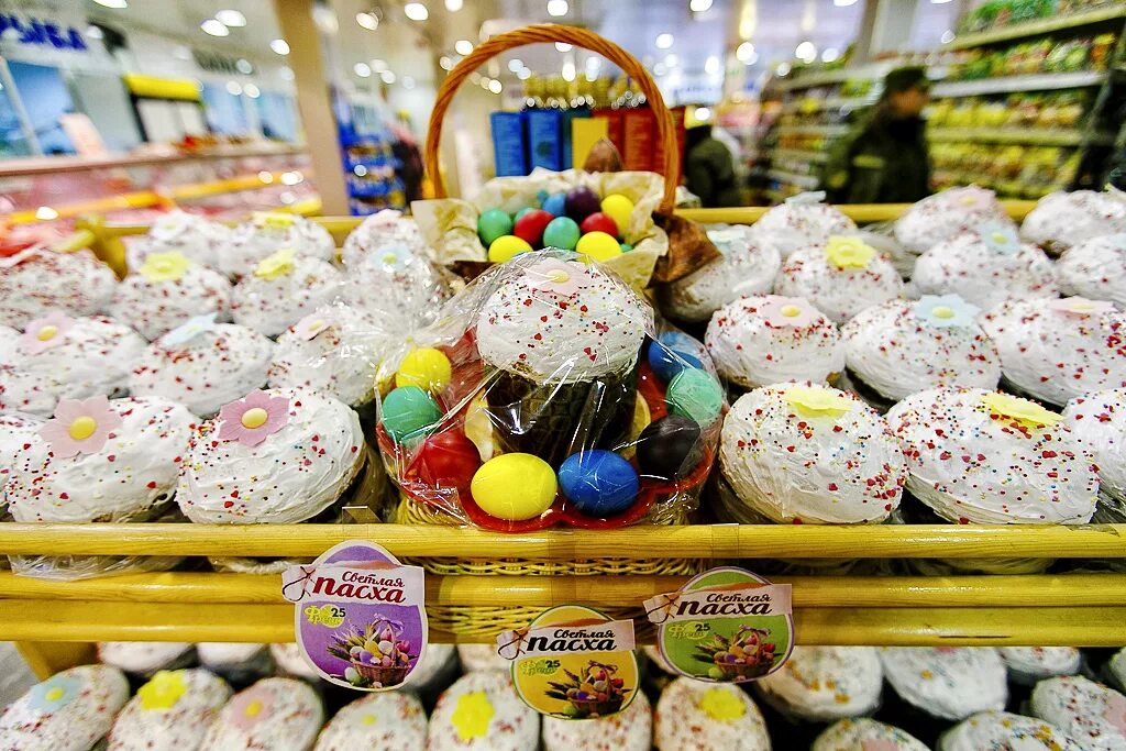 Пасхальный декор. Пасха магазины. Витрина с куличами. Пасхальная витрина в пекарне. Пасха магазины.