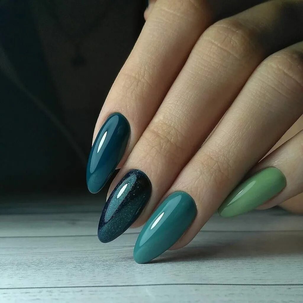 Маникюр на миндальную форму. Маникюр на миндальнуюфрму. Маникюр на миндалевидные ногти. Нюдовый маникюр 2022 миндаль. Маникюр на миндальные ногти.