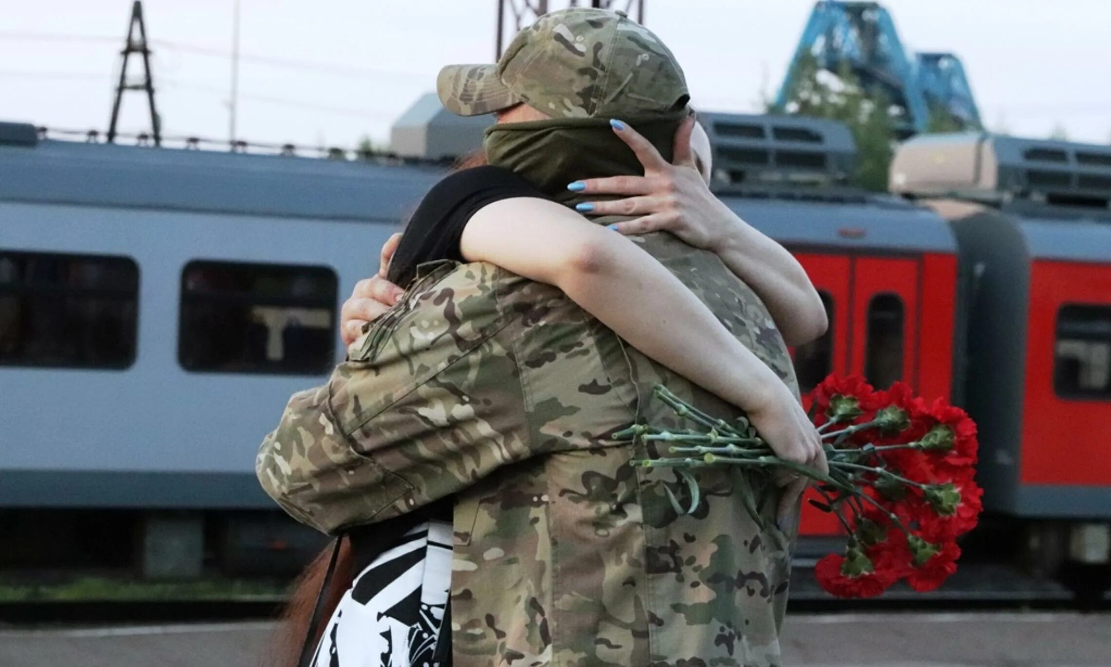 Военная спецоперация. Русские военные на Украине. Обнимает военного.