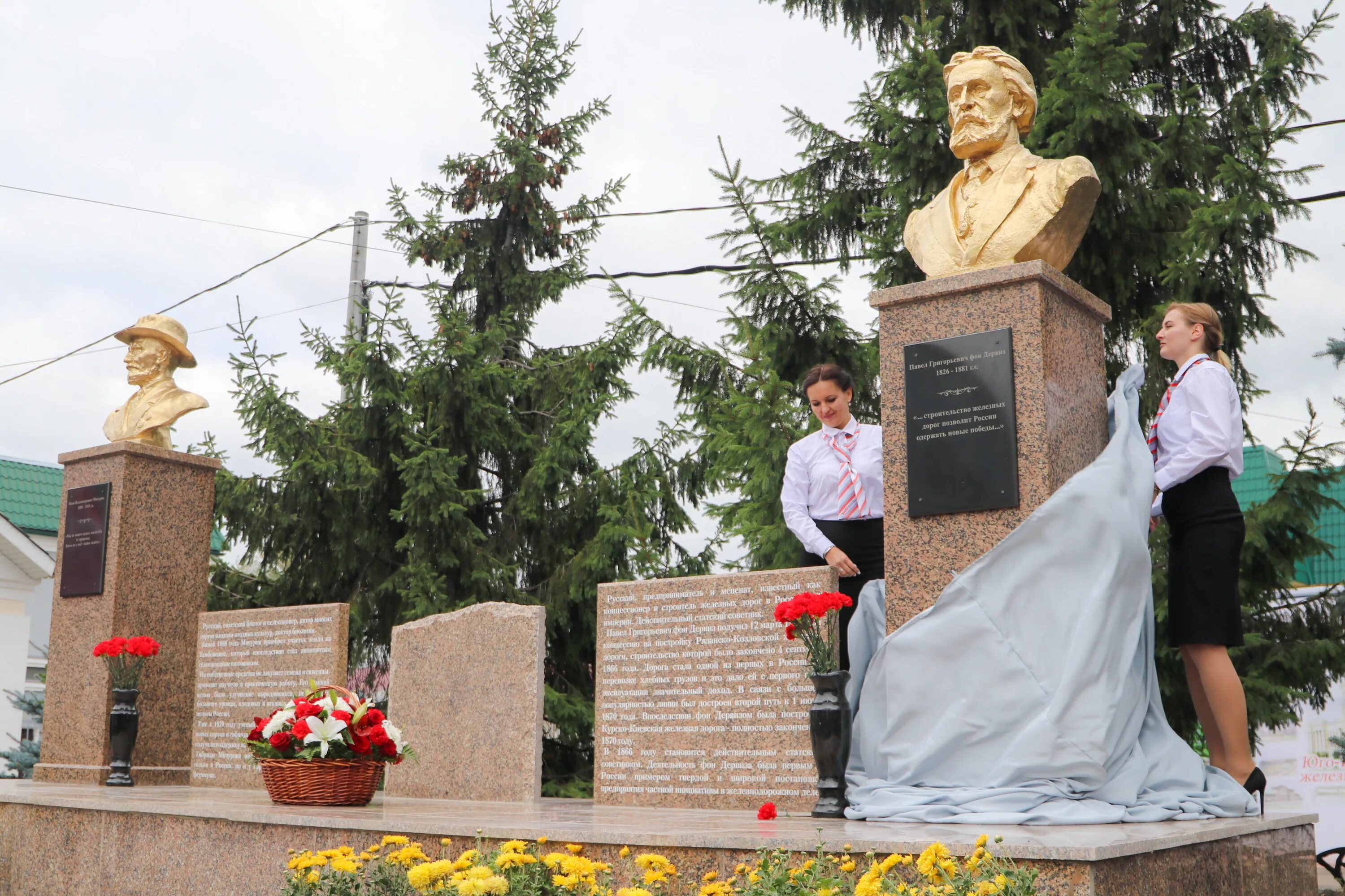 Мичуринск севастополь. Памятник Мичурину в Мичуринске на вокзале. Мичуринск-Уральский Мичуринск памятник. Мичуринск-Уральский вокзал памятник. Памятники в Мичуринске.