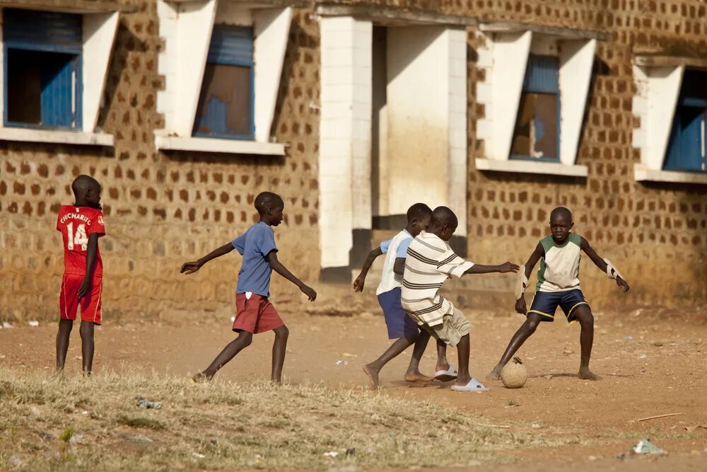 Африканские игры до 20 лет. Африканские дети играют в футбол. Африканцы играют в футбол. Бор (Южный Судан).