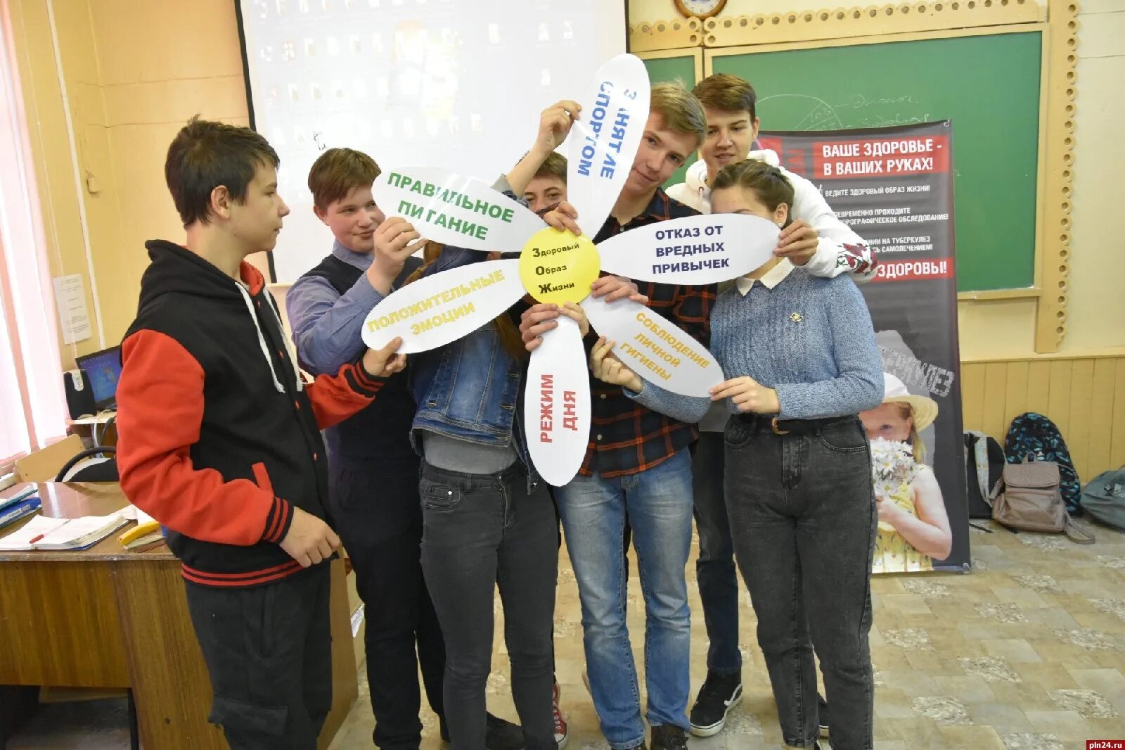 Группа начинается с приемной. Конкурс в группе. Группа начинается с приемной презентация конкурс. Новости Пскова красного Креста. Ребята приняли участие в конкурсе