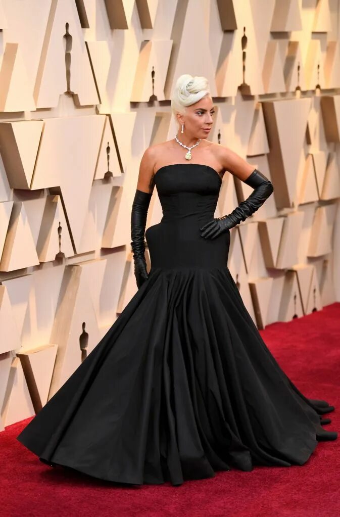 Гага оскар. Леди Гага Оскар 2019. Звездное платье. Платье леди Гаги на Оскаре. Самые Звездные платья.