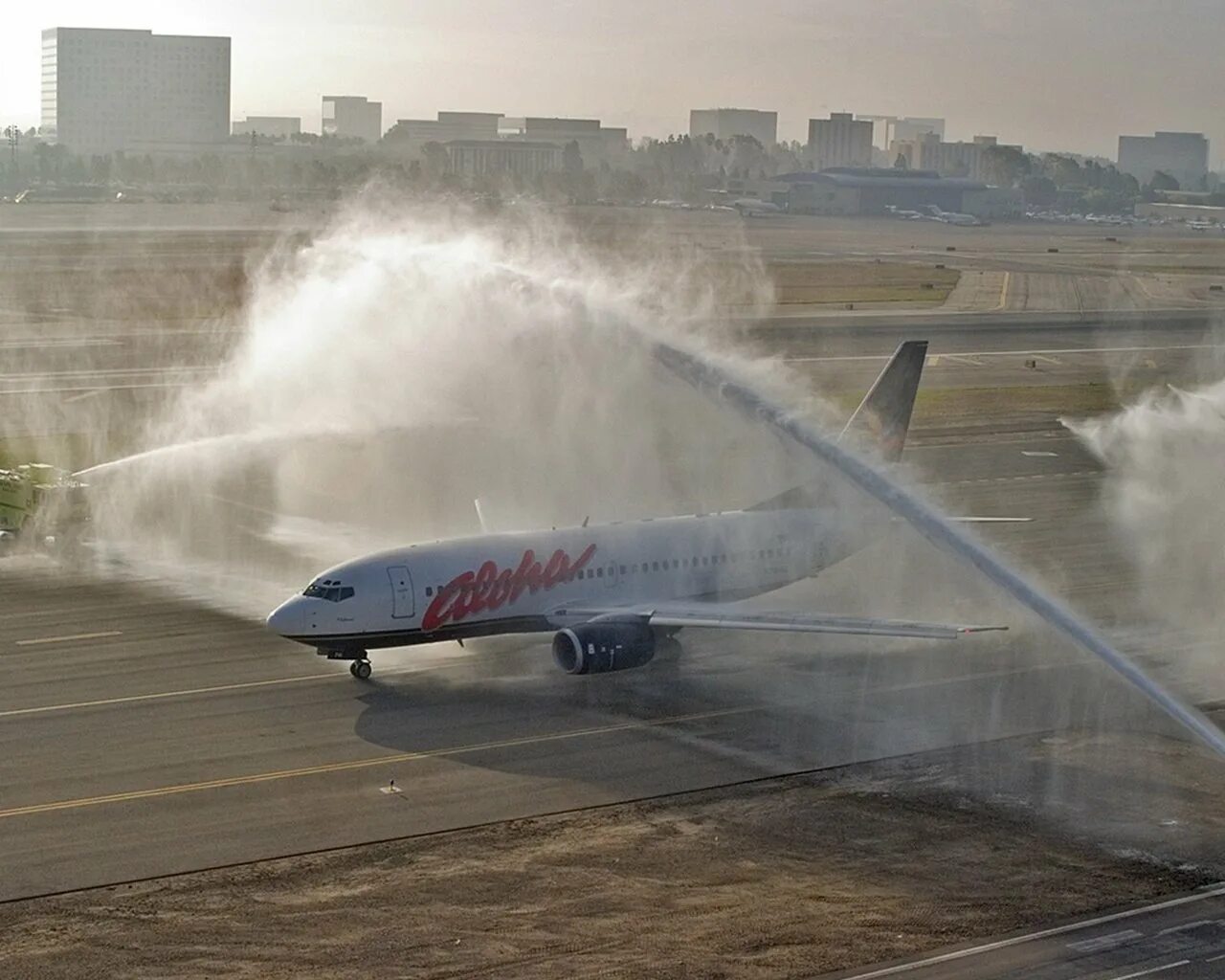 Как моют самолеты. Уборка самолета. Моем самолеты. Мойка самолета. Мойка воздушных судов.