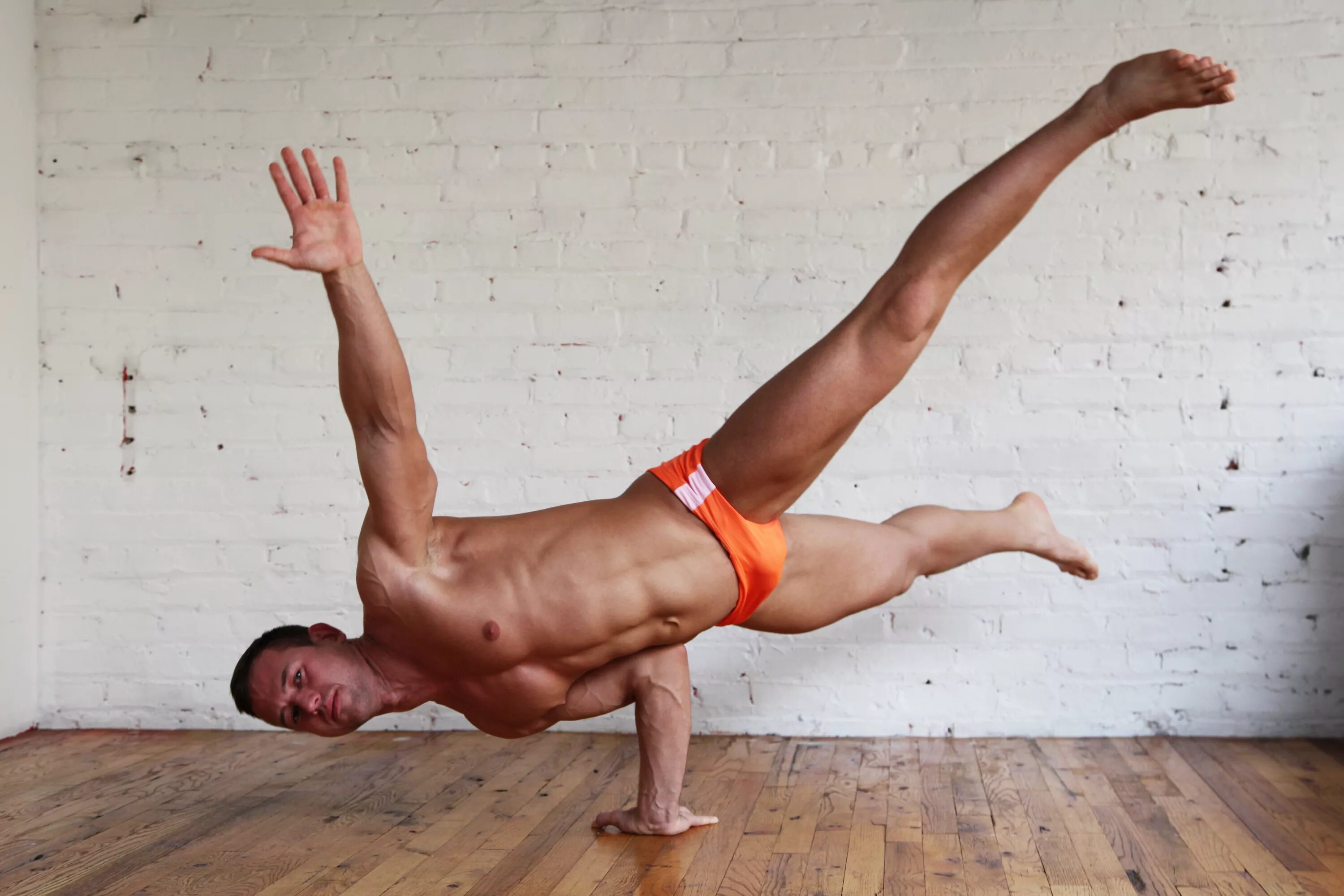 Handstand тень. Отжимания в стойке на руках у стены. One handstand. Хендстенд воркаут. One hand stand.