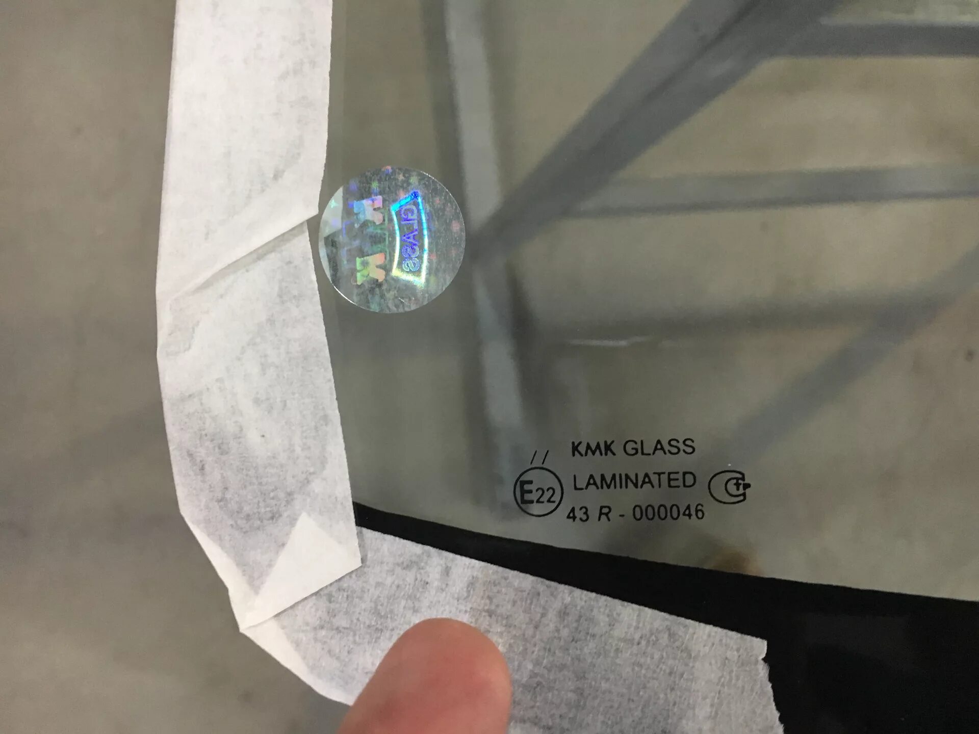 Стекла кмк отзывы. KMK Glass 099100. KMK Glass лобовое стекло. КМК Glass 43r-000045 стекло лобовое. Зеленое стекло KMK Glass.