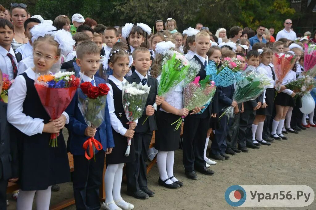 Сегодня дети идут в школу в орске. Школа 4 орск. Выпускники школы. Школа 1 орск. Сегодня дети идут в школу в орске.