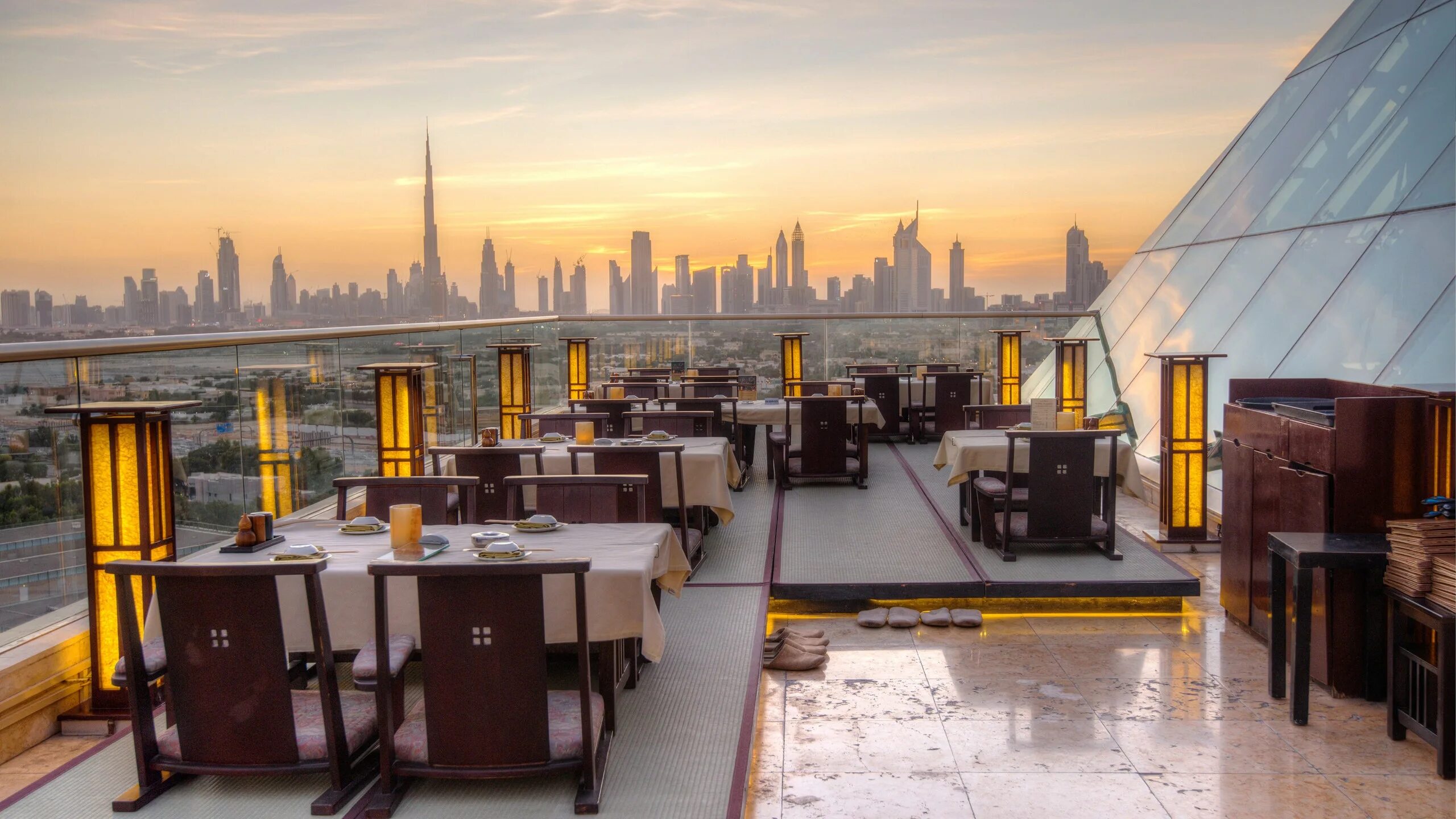 Ресторан с видом дубай. Al Dawaar revolving Restaurant Дубай. Руфтоп Дубай. Рестораны в Дубае Galliard. Ресторан Tomo Дубай.