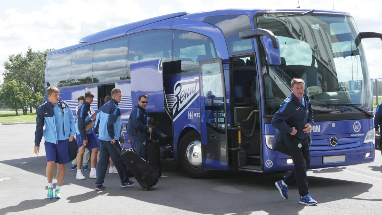 Автобусы футбольных команд. Автобус Зенита. Автобус для спортсменов. Автобус с футболистами. Автобус спортсмены