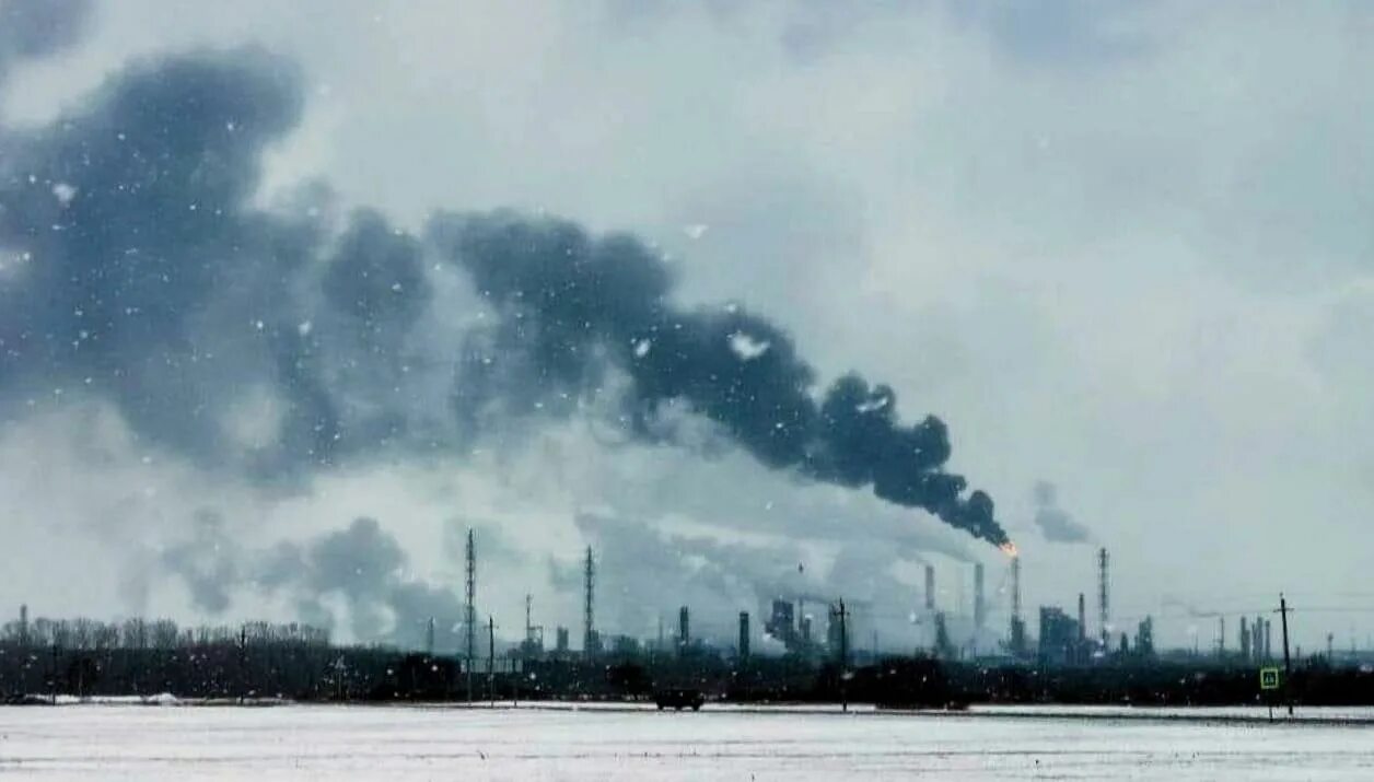 Город воняет. Выбросы атмосфера Нефтехим Салават. Завод Салават Нефтехим.