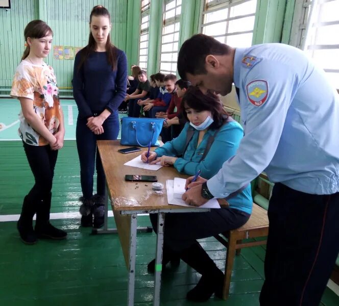 МВД проверка в школе. В школе проверяют голве. Проверка школ Жугля.