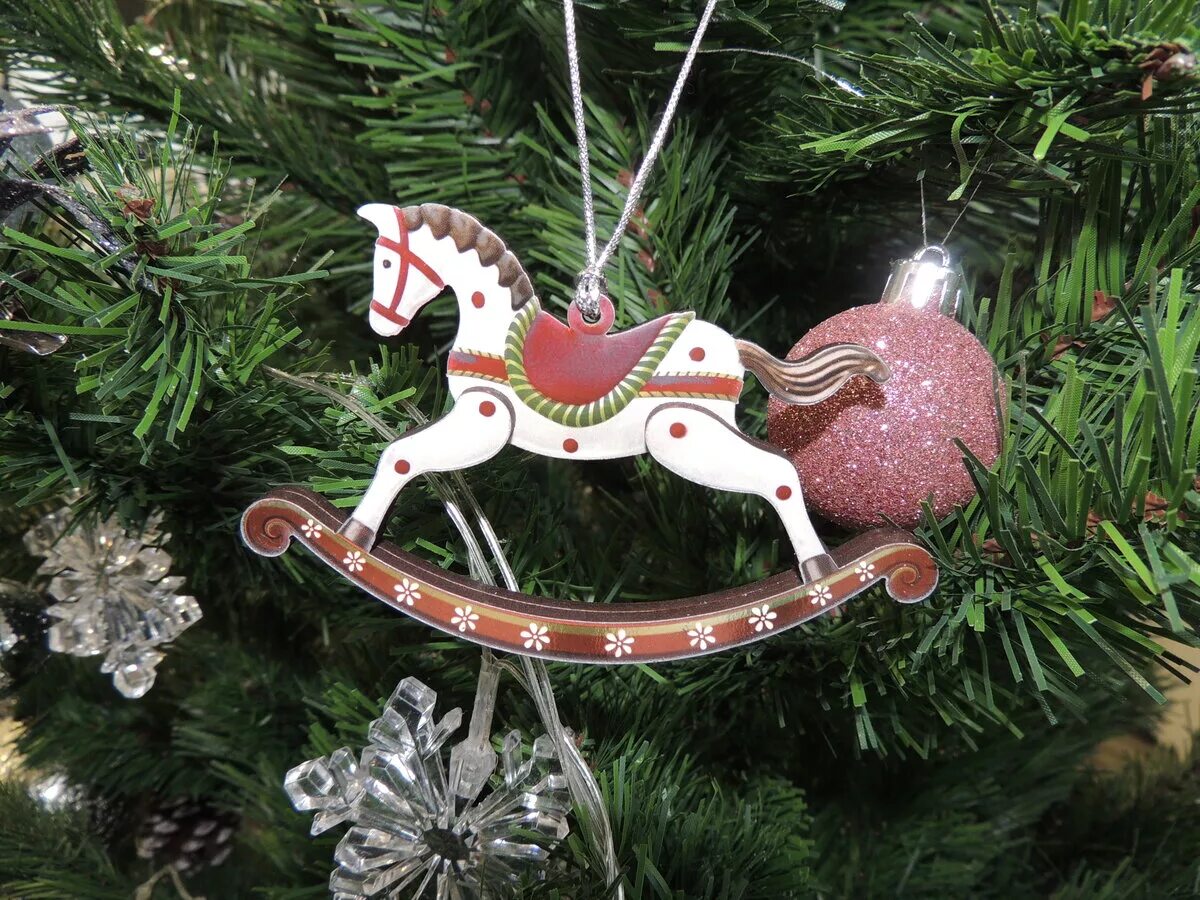 Деревянная лошадка на елку. Деревянные игрушки на елку. Лошадка качалка на елку. Ярославская майолика лошадь. Новогодняя игрушка конь.