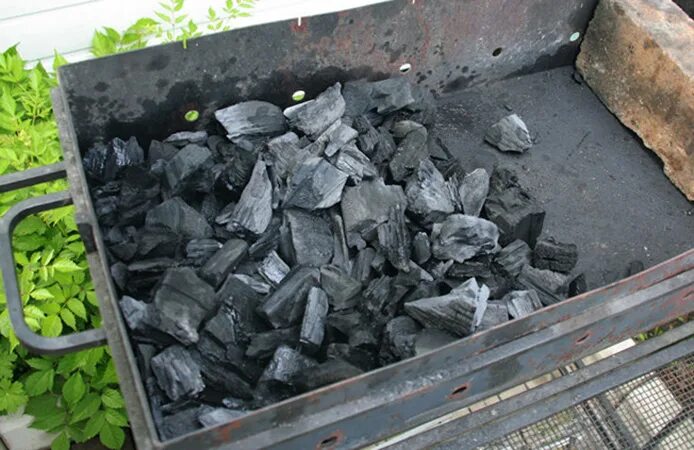Самодельный уголь. Уголь для мангала. Шашлык на углях. Готовые угли для шашлыка. Уголь мангал шашлык.