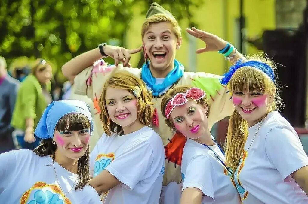 Детский лагерь. Летний лагерь вожатые. Летний лагерь вожатые. Кирилл плетнёв каникулы строгого режима. Вожатые в лагере.