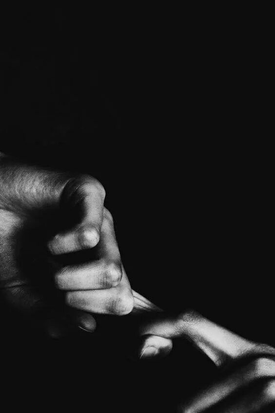 Hand black and white. Hand photo bw. Мужская рука. Женская рука. Прикосновение рук.