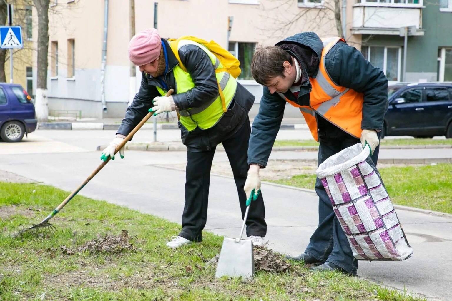 уборка территории. уборщик дворник. уборка снега. уборщик дворник. дворники подметают улицы.