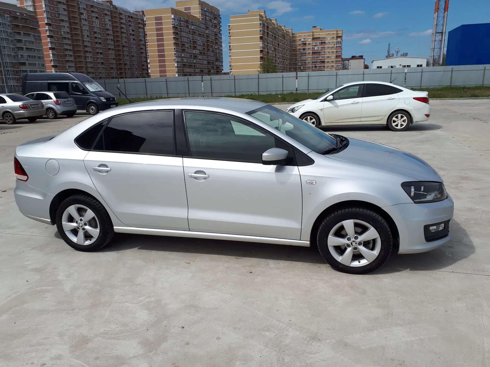 Авито купить фольксваген поло седан. Фольксваген поло на литых р15. Polo sedan р15. Volkswagen Polo на литье r15. Поло седан r15.